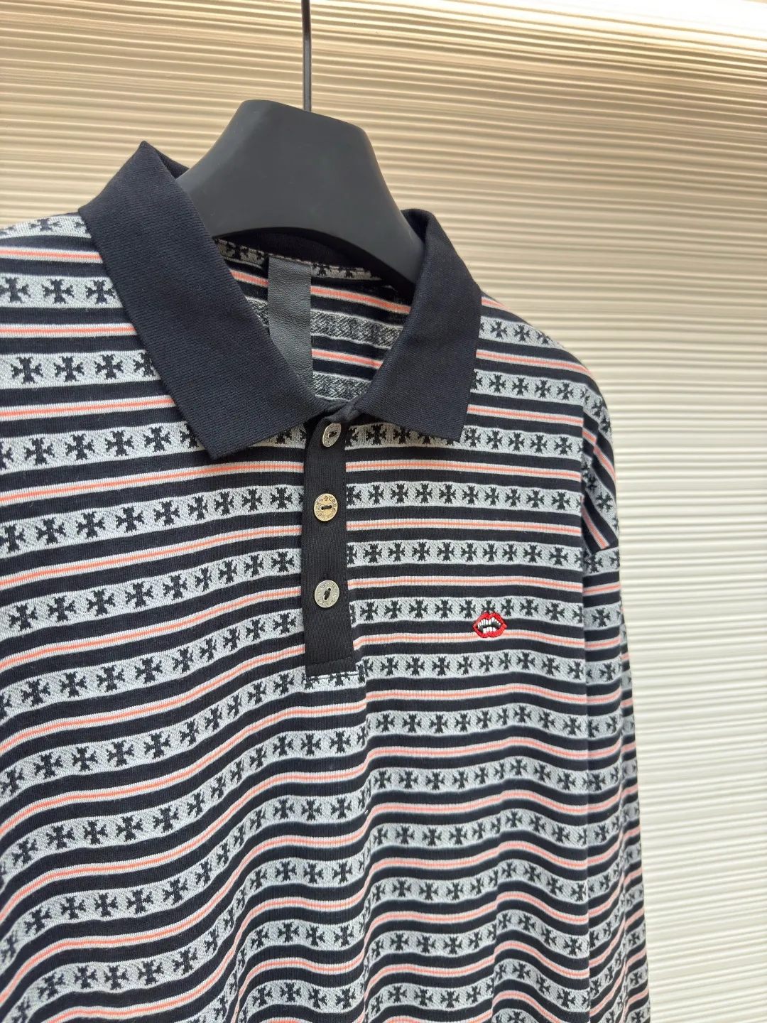 Chrome Hearts cross-striped POLO long sleeves ●Authentic product: Purchased and developed for 7900 ●Item number: 1680151-A55 ●Fabric: pure cotton fabric ●Technology: embroidery production ●Type: loose version ●Weight: about 305 grams ●Size: S-M-L ●Description: The yarn-dyed fabric has a minimum order of 1,000 meters. The cost is expensive. The embroidery uses imported Tajima embroidery machines, and the collar leather tag uses imported lambskin. The hardware is made of real antique silver which is extremely expensive. The overall wiring is straight and delicate, the fabric is comfortable and soft, and the color is consistent without color difference. It can be matched with the same style to create a fashionable look and control various occasions. Customized accessories, complete with three standards, same style for men and women!
